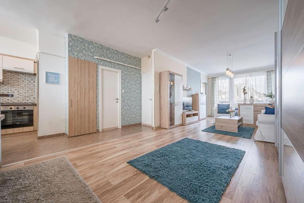 Liszt Ferenc Square Panorama Apt Budapest Esterno foto
